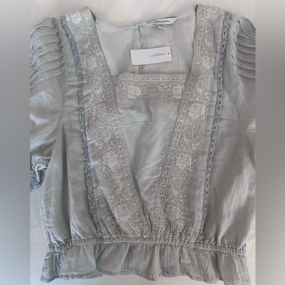 NWT | American Eagle Outfitters Light Gray Embroidered V-Neck Peasant Top - Picture 2 of 5